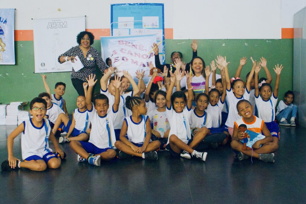 Zaki, tia Lucy e Ana Paula com alunos - Foto: Felipe Soares/ Divulgação PMN