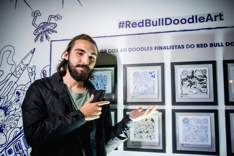 Campeão brasileiro do Red Bull Doodle Art, Phellipe Aguilar posa ao lado da sua obra (Crédito: Marcelo Maragni/Red Bull Content Pool)