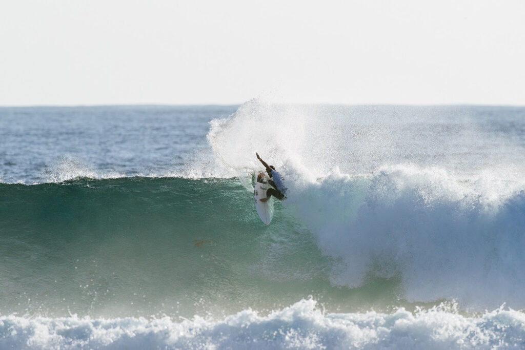 Michael Rodrigues tem que passar pela repescagem para seguir na briga por vaga (Crédito da Foto: @WSL / Aaron Hughes)