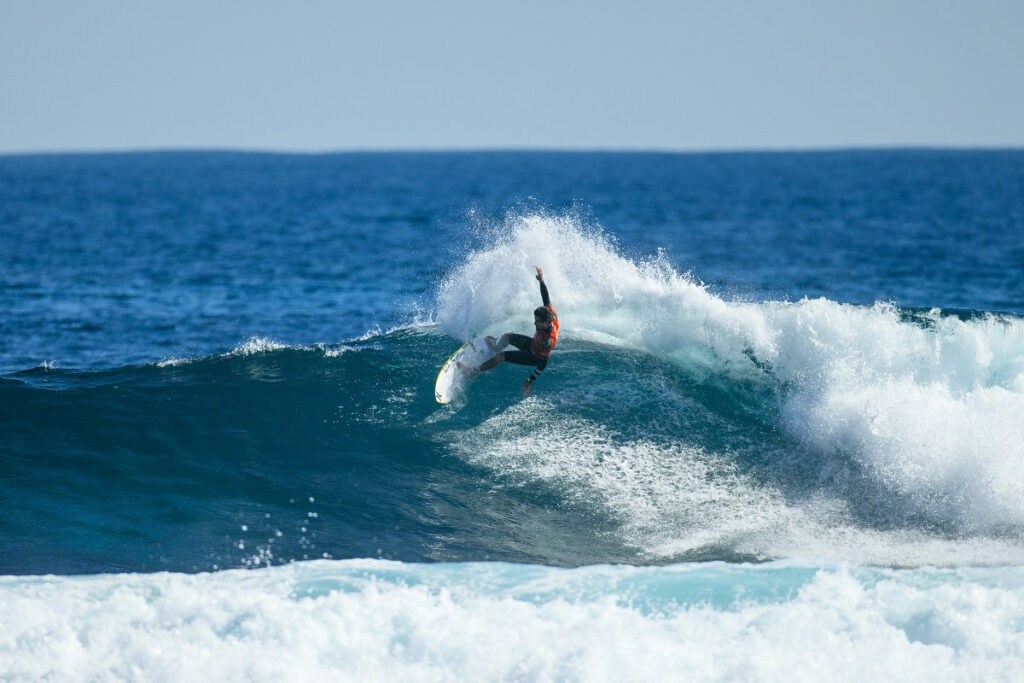 Filipe Toledo é um dos dois brasileiros que estão entre os top-5 do ranking (Crédito da Foto: @WSL / Cait Miers)