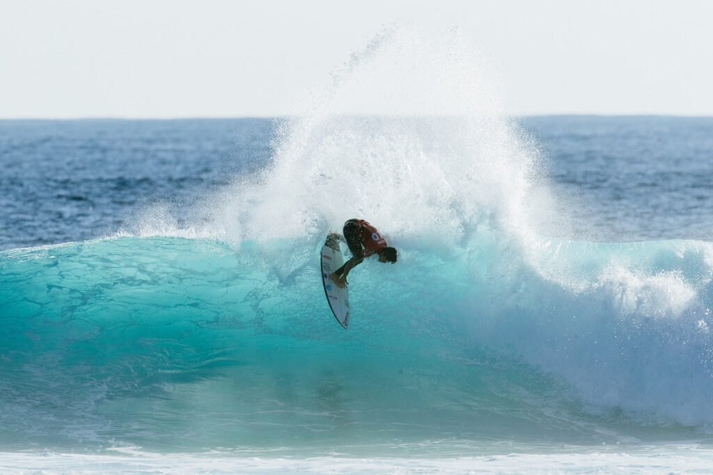 Gabriel Medina liquidou seus adversários nas primeiras ondas que surfou (Crédito da Foto: @WSL / Aaron Hughes)