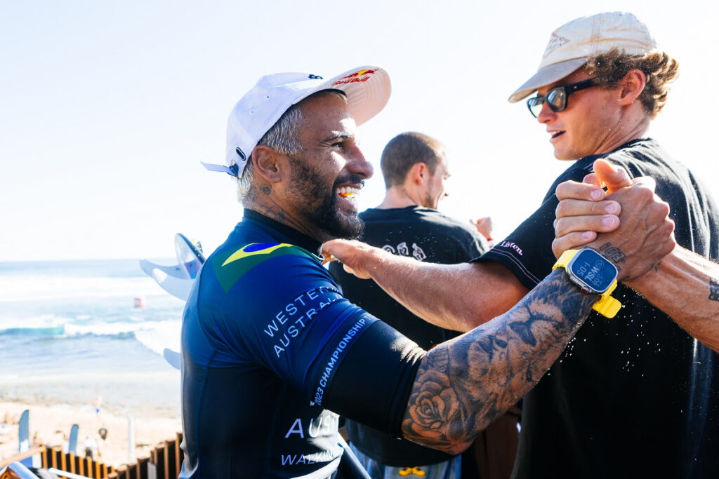 Italo Ferreira atendendo aos fãs após fazer a melhor apresentação do sábado (Crédito da Foto: @WSL / Cait Miers)