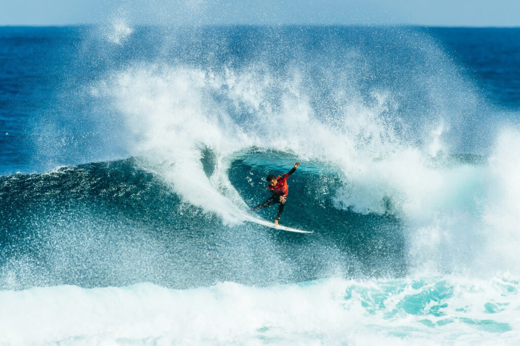 O camisa 77, Filipe Toledo, ganhou quatro notas na casa dos 7 pontos na bateria (Crédito da Foto: @WSL / Aaron Hughes)