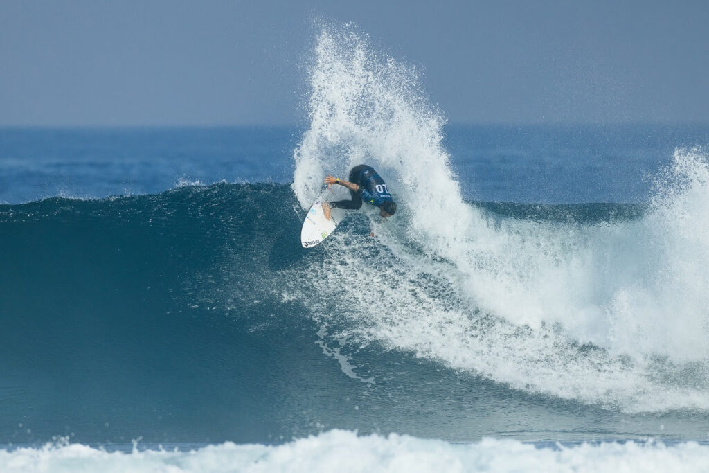 Gabriel Medina passando das oitavas de final pela primeira vez no ano (Crédito da Foto: @WSL / Cait Miers)