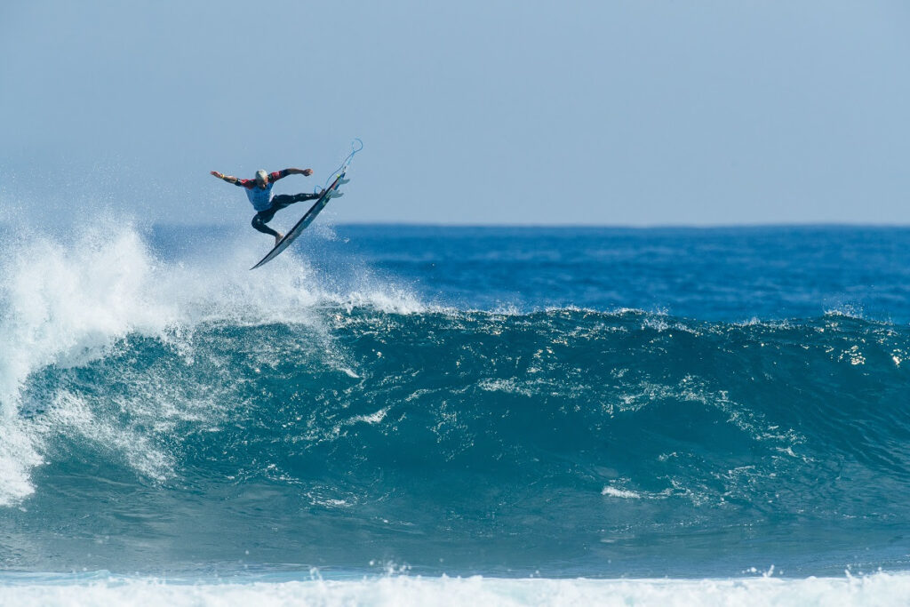 Italo Ferreira tentou os aéreos para vencer, mas acabou derrotado por Ethan Ewing (Crédito da Foto: @WSL / Aaron Hughes)