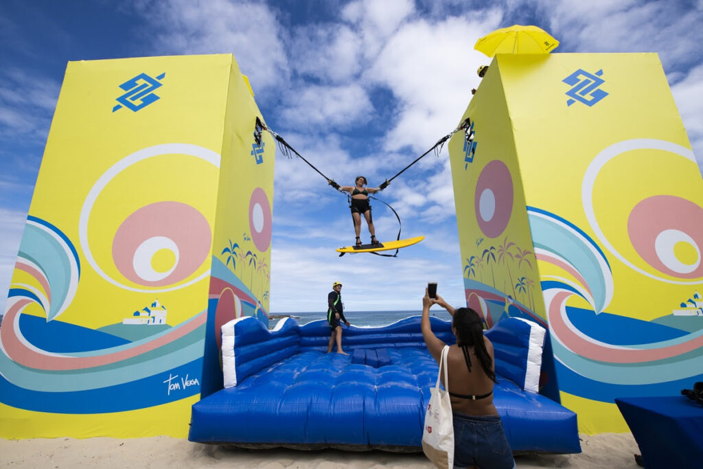 A prancha elástica do Banco do Brasil na Praia de Itaúna (Crédito da Foto: Thiago Diz / 213 Sports)