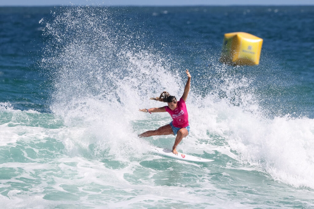 Laura Raupp ganhando a maior nota - 8,50 - do Saquarema Surf Festival 2023 (Crédito da Foto: Daniel Smorigo / 213 Sports)