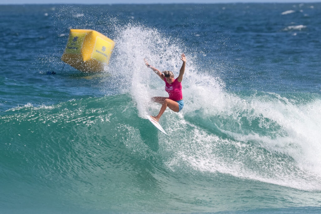 Laura Raupp destruindo as ondas de Itaúna com muita força nas manobras (Crédito da Foto: Daniel Smorigo / 213 Sports)