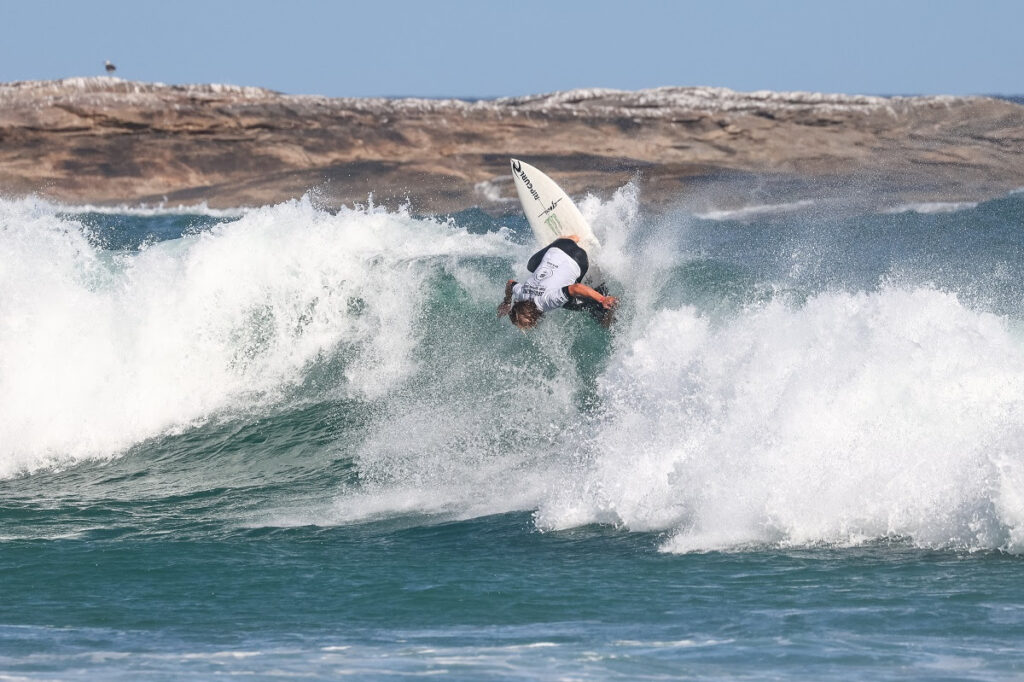 Nacho Gundesen fez mais uma grande apresentação nas ondas de Itaúna (Crédito da Foto: Daniel Smorigo / 213 Sports)