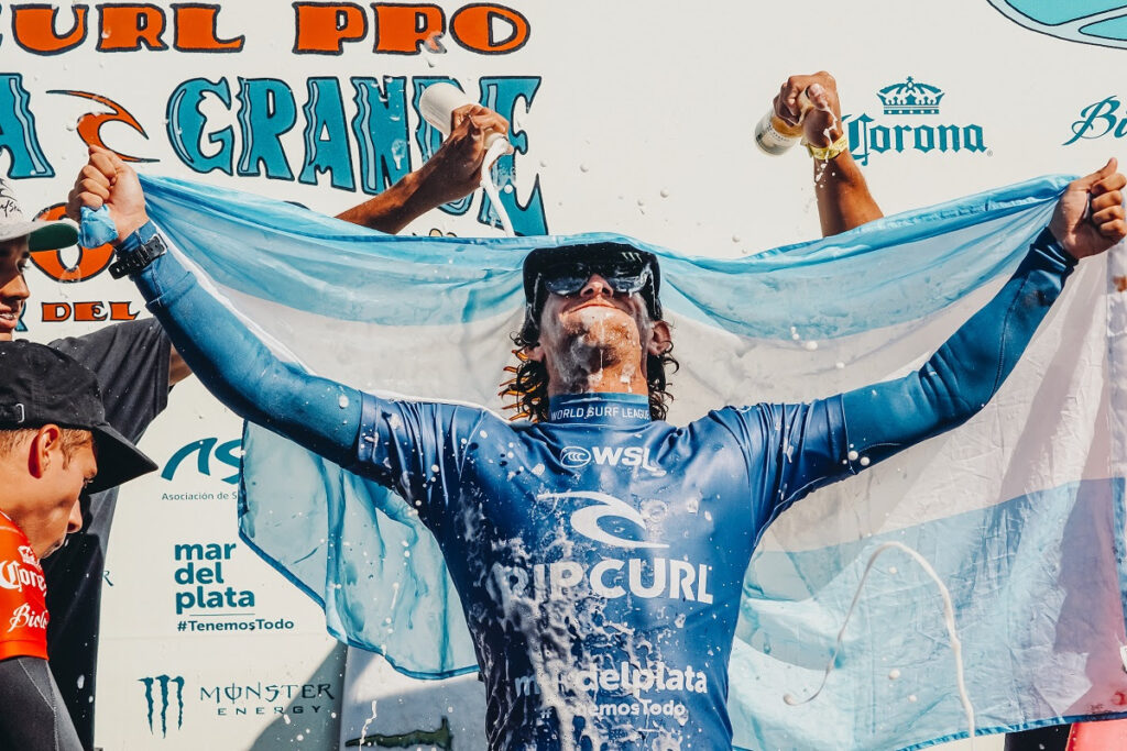 Nacho Gundesen fazendo história no Rip Curl Pro Playa Grande 2023 (Crédito da Foto: Jony Paz / Rip Curl Pro)