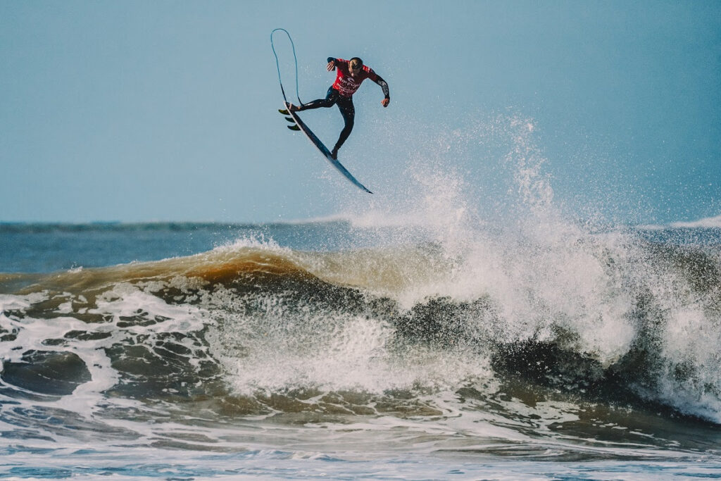 Mateus Herdy entra na história com a primeira nota 10 do Rip Curl Pro Playa Grande (Crédito da Foto: Jony Paz / Rip Curl Pro)