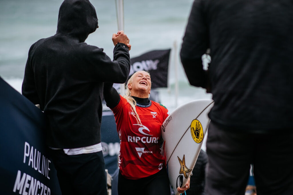 Tatiana Weston-Webb vibrando com seu técnico com o anúncio da vitória (Crédito da Foto: @WSL / Ed Sloane)