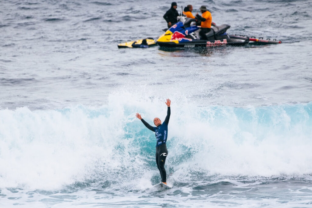 Tyler Wright comemorando o bicampeonato no Rip Curl Pro Bells Beach  (Crédito da Foto: @WSL / Beatriz Ryder)