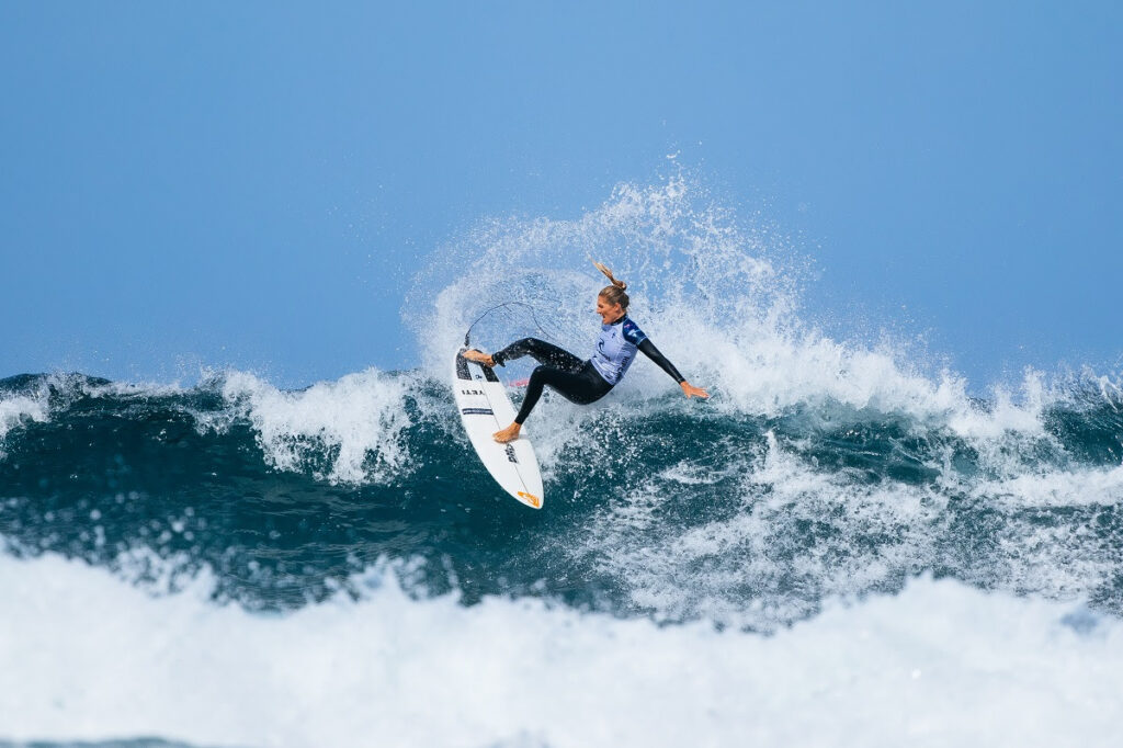 Stephanie Gilmore entrou nas top-10 com o terceiro lugar em Bells Beach (Crédito da Foto: @WSL / Ed Sloane)