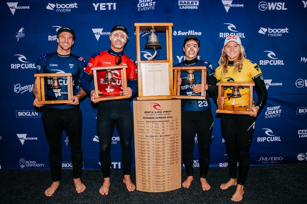 Pódio 100% australiano com Ryan Callinan, Ethan Ewing, Tyler Wright e Molly Picklum (Crédito da Foto: @WSL / Beatriz Ryder)