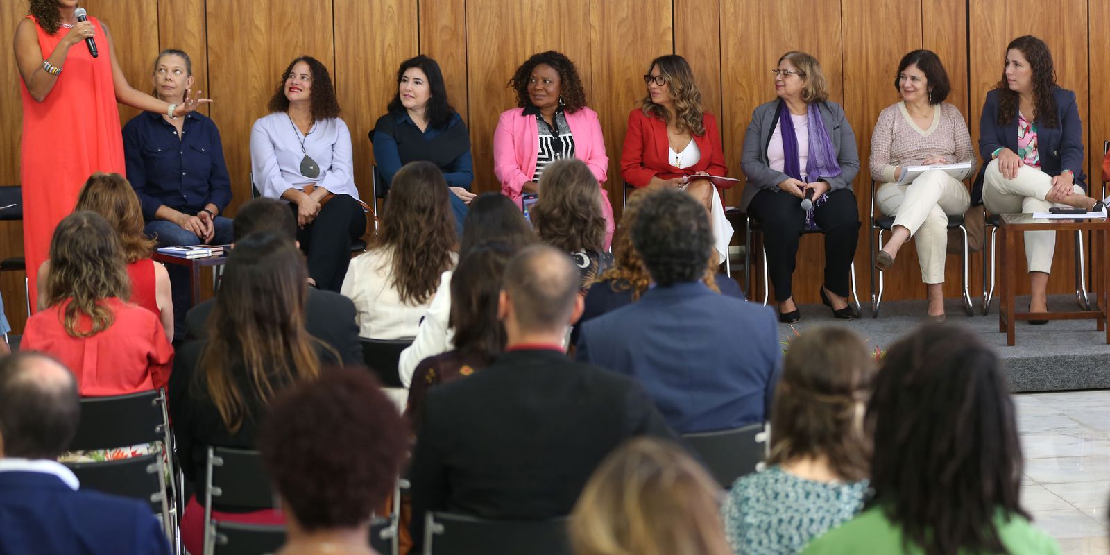 mulheres-ocupam-34%-de-cargos-de-alta-lideranca-no-setor-publico