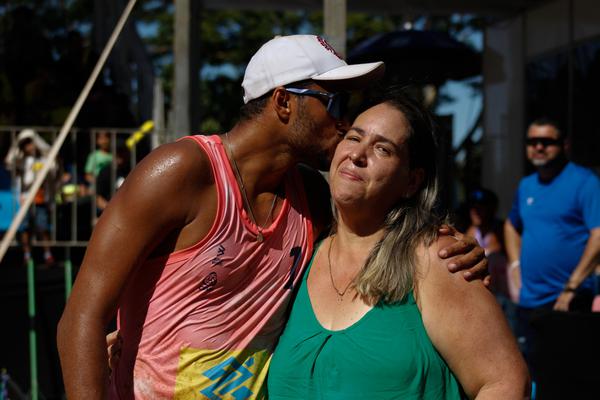 Arthur Mariano comemora o título com a mamãe Leticia (Mauricio Val/FVImagem/CBV)