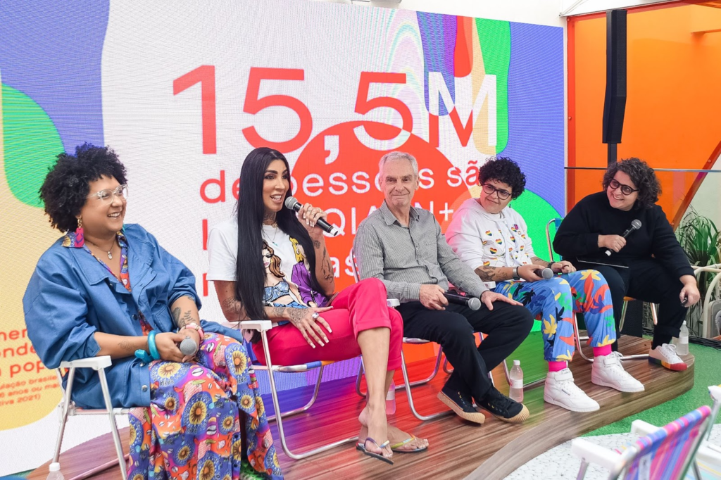 Isa Isaac Silva, Pepita, Paulo Alves (Datafolha), Ana Andrade (All Out) e Cristina Naumovs no evento de lançamento da Pesquisa do Orgulho, em setembro/2022.
