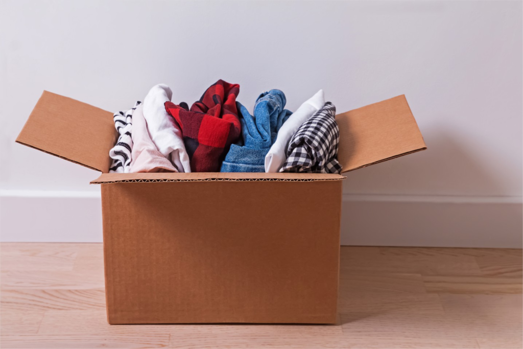 Vale ressaltar que doar as roupas limpas e organizadas em categorias ajuda muito no momento da triagem (Foto: Depositphotos)
