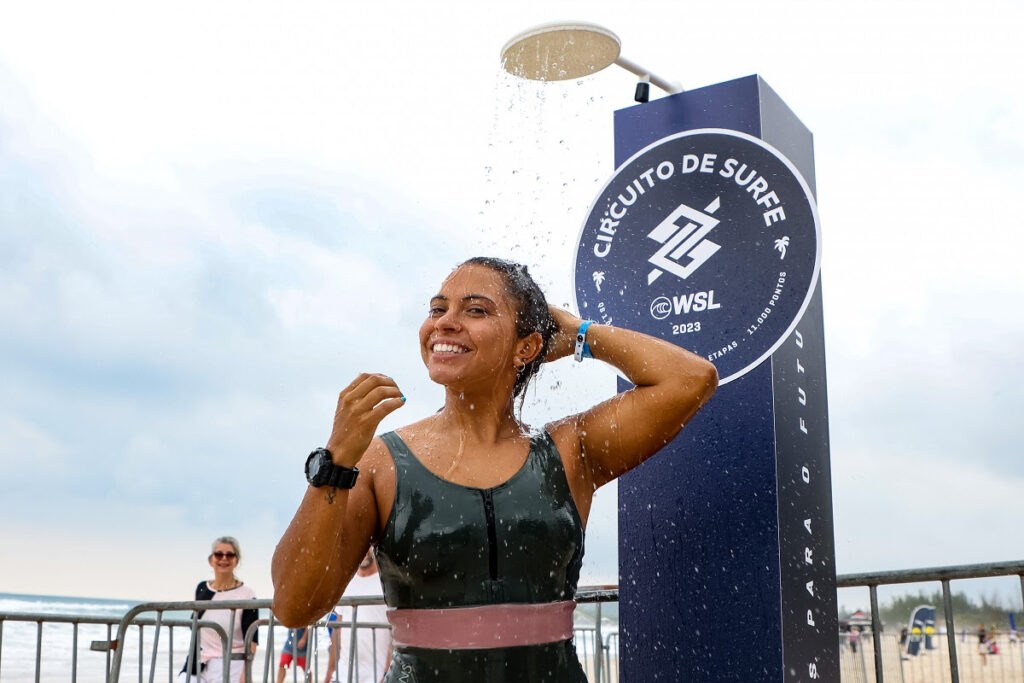 Tainá Hinckel após estrear com vitória na primeira bateria feminina da sexta-feira (Crédito da Foto: @WSL / Daniel Smorigo)