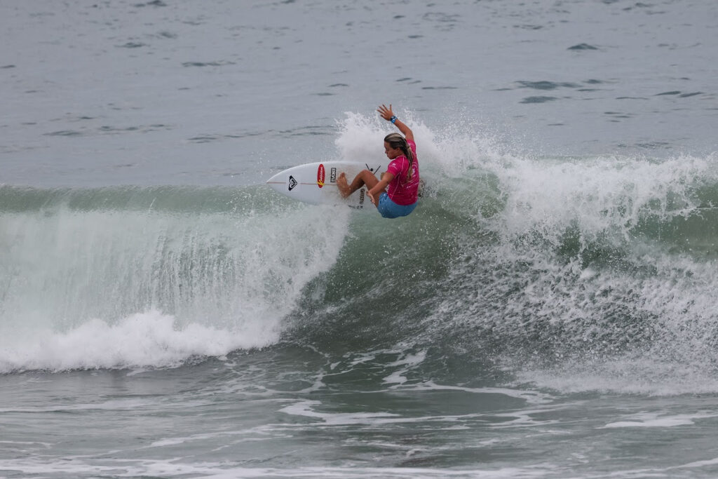 Laura Raupp fez o maior somatório da sexta-feira na Praia da Ferrugem (Crédito da Foto: @WSL / Daniel Smorigo)