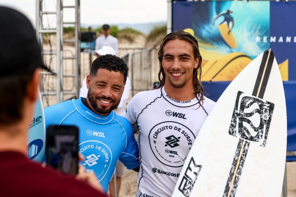 Luiz Mendes tirando foto com Adriano de Souza após os dois se classificarem (Crédito da Foto: @WSL / Daniel Smorigo)