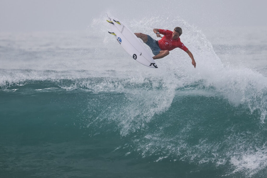 Heitor Mueller ganhou a maior nota do Circuito Banco do Brasil de Garopaba (Crédito da Foto: @WSL / Daniel Smorigo)