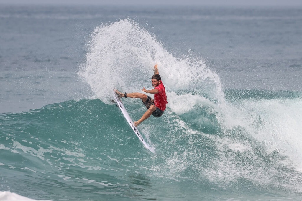 Santiago Muniz em sua primeira defesa do título na Praia da Ferrugem (Crédito da Foto: @WSL / Daniel Smorigo)