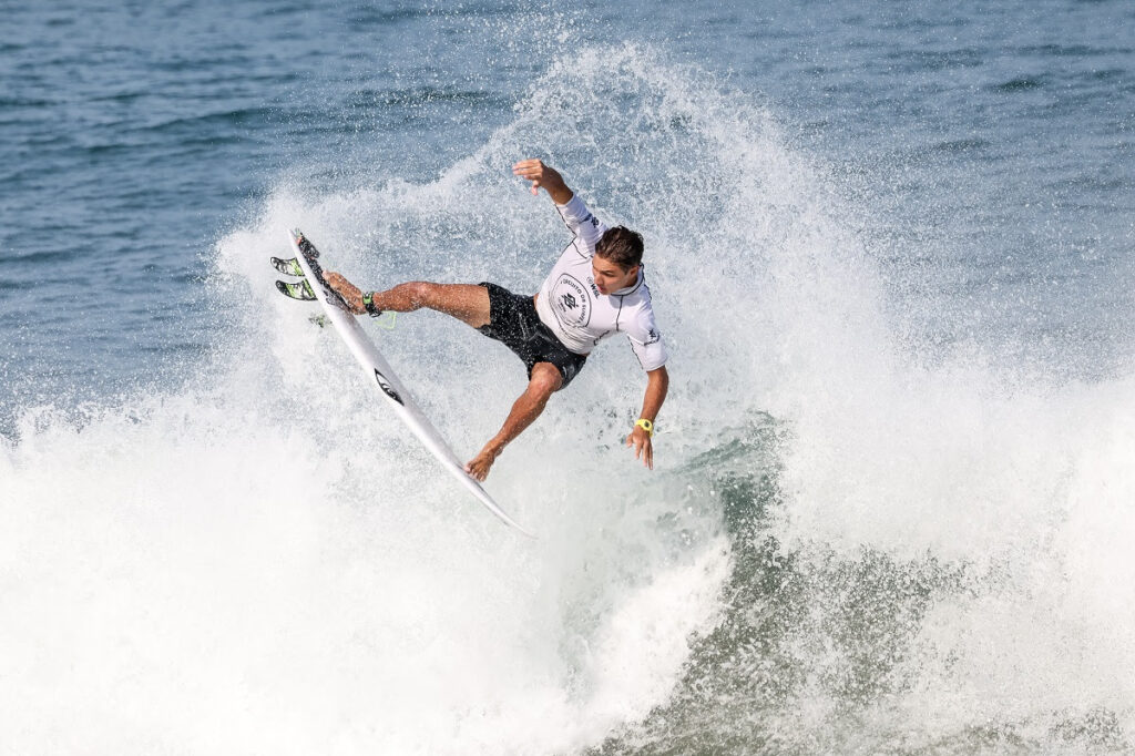 Gabriel Klaussner no aéreo que sacramentou a maior nota do campeonato (Crédito da Foto: @WSL / Daniel Smorigo)