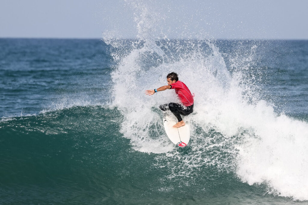 Caetano Vargas fez um novo recorde de 16,33 pontos  com o 8,83 da última onda (Crédito da Foto: @WSL / Daniel Smorigo)