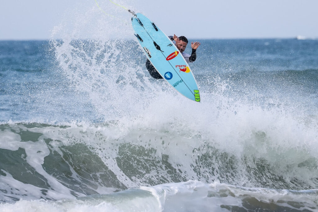 Adriano de Souza também mandou os aéreos na Praia da Ferrugem (Crédito das Fotos: @WSL / Daniel Smorigo)