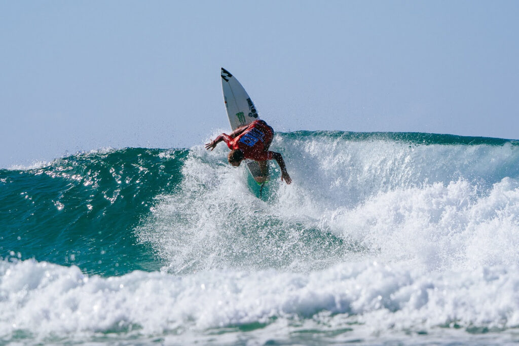 Miguel Tudela conquistou a primeira vitória sul-americana na categoria masculina (Crédito da Foto: @WSL / Andrew Shield)