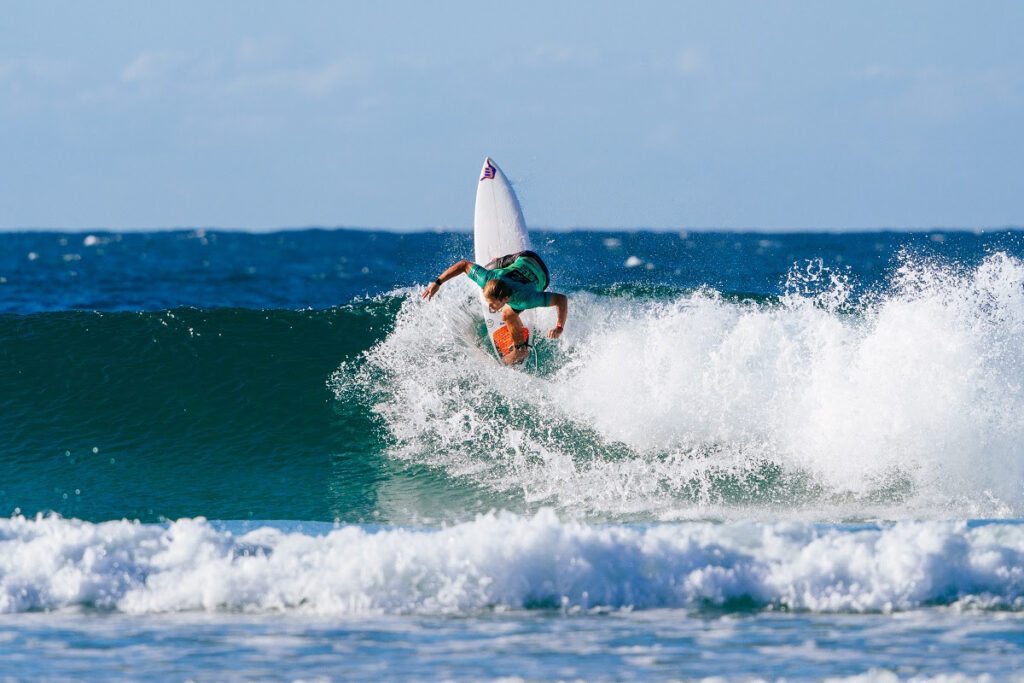 Leo Casal venceu a bateria que fechou a terça-feira na Austrália (Crédito da Foto: @WSL / Andrew Shield)