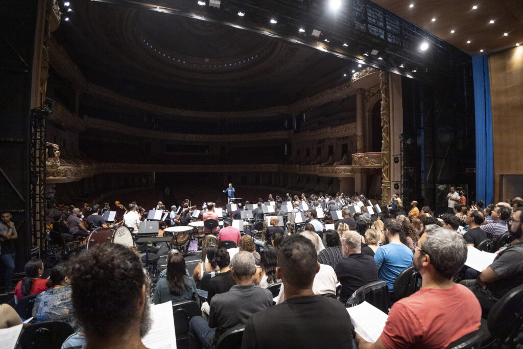 A Orquestra Sinfônica e o Coro do Theatro Municipal RJ durante o ensaio no palco

