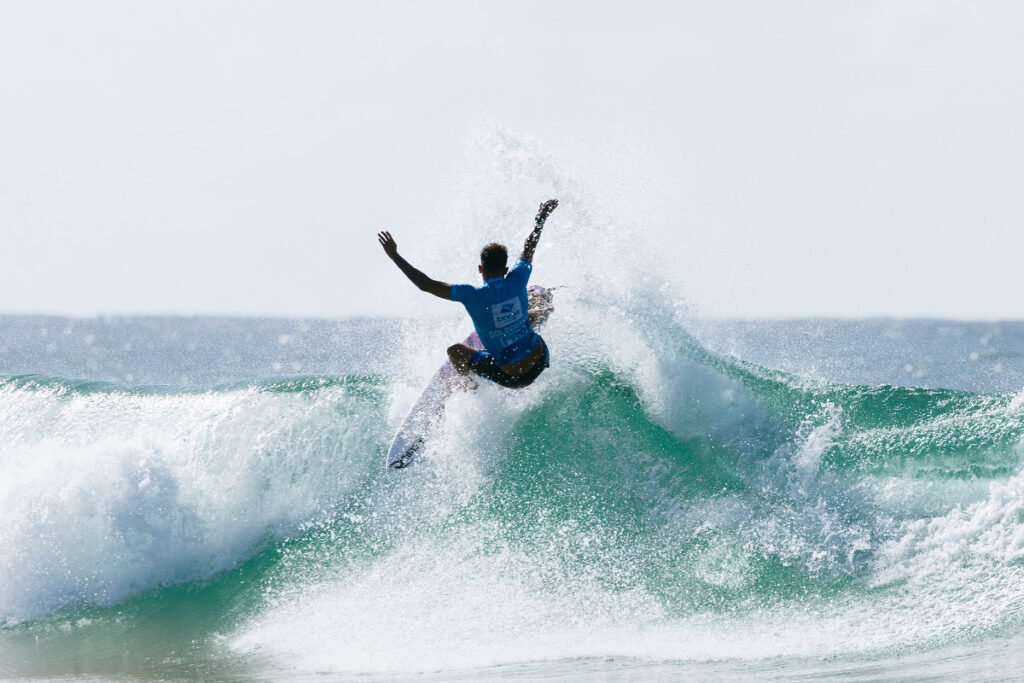 Samuel Pupo não deu qualquer chance para Imaikalani Devault na grande final (Crédito da Foto: @WSL / Cait Miers)