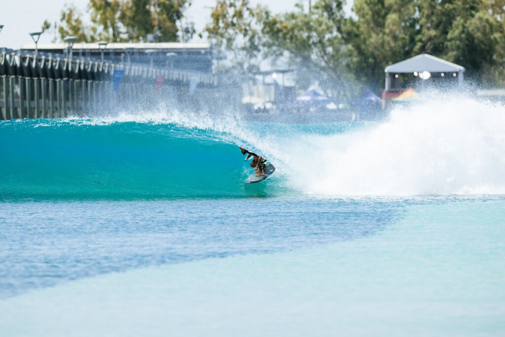 Filipe Toledo entocado nos tubos das direitas do Surf Ranch (Crédito da Foto: @WSL / Pat Nolan)