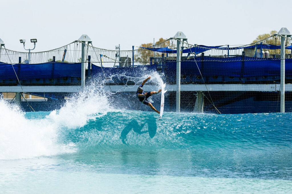 Italo Ferreira ganhou o duelo brasileiro com João Chianca nas quartas de final (Crédito da Foto: @WSL / Pat Nolan)