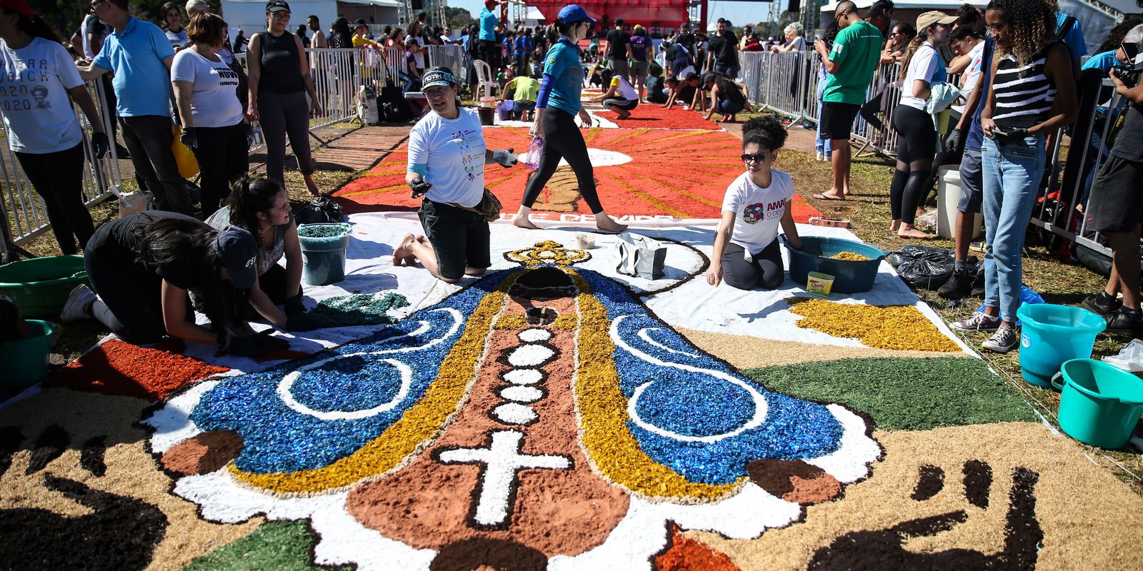 tapete-de-corpus-christi-e-montado-na-esplanada-dos-ministerios