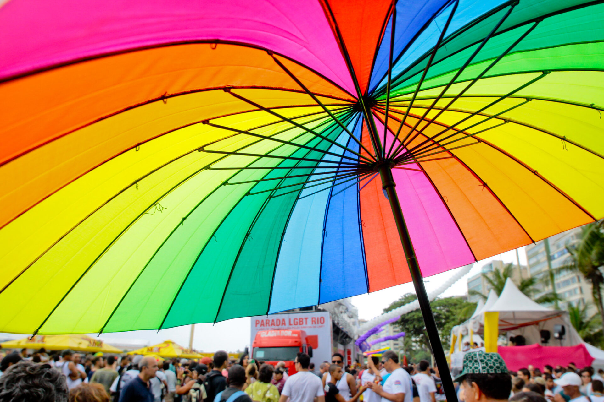 As cores do arco íris representam a população LGBTQIA+ - Prefeitura do Rio