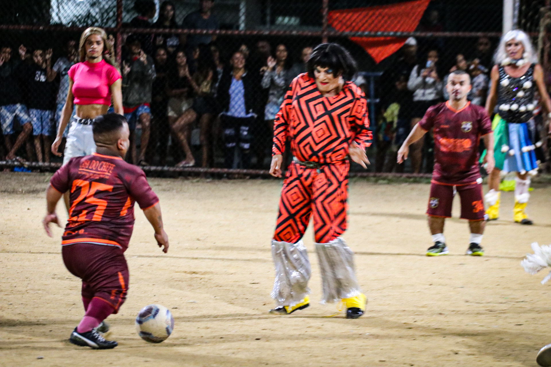 O futebol entre os times de anões e de drag queens reuniu um público de cerca de duas mil pessoas - Hector Santos/Prefeitura do Rio