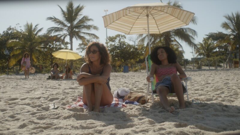 Andréa Beltrão (Marta) e Milena Pinheiro (Rebeca), em “Avenida Beira-Mar” | Frame: Luis Abramo. Produção Elo Studios, Viralata e Telecine