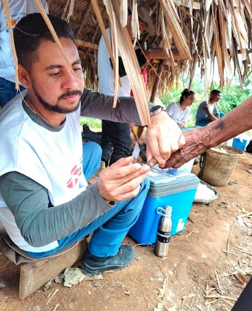 Profissional de MSF realiza coleta de material para testagem da malária na região de Auaris, no território Yanomami, em Roraima - Foto: 
Marília Izidório