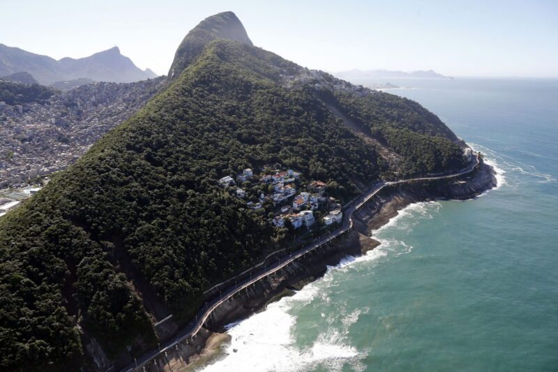 Avenida Niemeyer e o Morro do Vidigal, em São Conrado - Marcos de Paula / Prefeitura do Rio