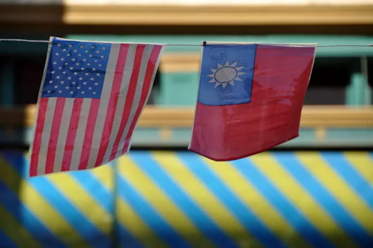 As bandeiras dos EUA e de Taiwan tremulam no bairro de Chinatown, em Washington, durante as comemorações do Ano Novo Lunar. (Foto: Kevin Harber)