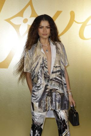 Embaixadora global da Bulgari, Zendaya, usa joias da maison para desfile da Louis Vuitton em Paris