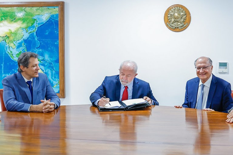 Presidente da República, Luís Inácio Lula da Silva, assina a MP dos carros populares - Foto: Ricardo Stuckert (PR)