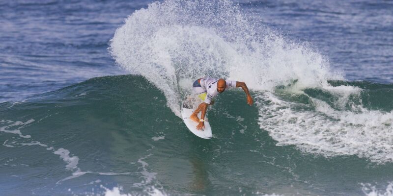 surfe:-yago-dora,-samuel-pupo-e-jadson-andre-avancam-na-etapa-do-rio