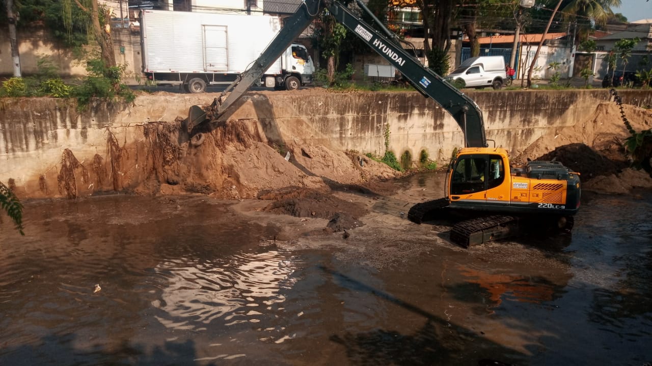 prefeitura-retira-quase-8-mil-toneladas-de-residuos-do-canal-do-anil