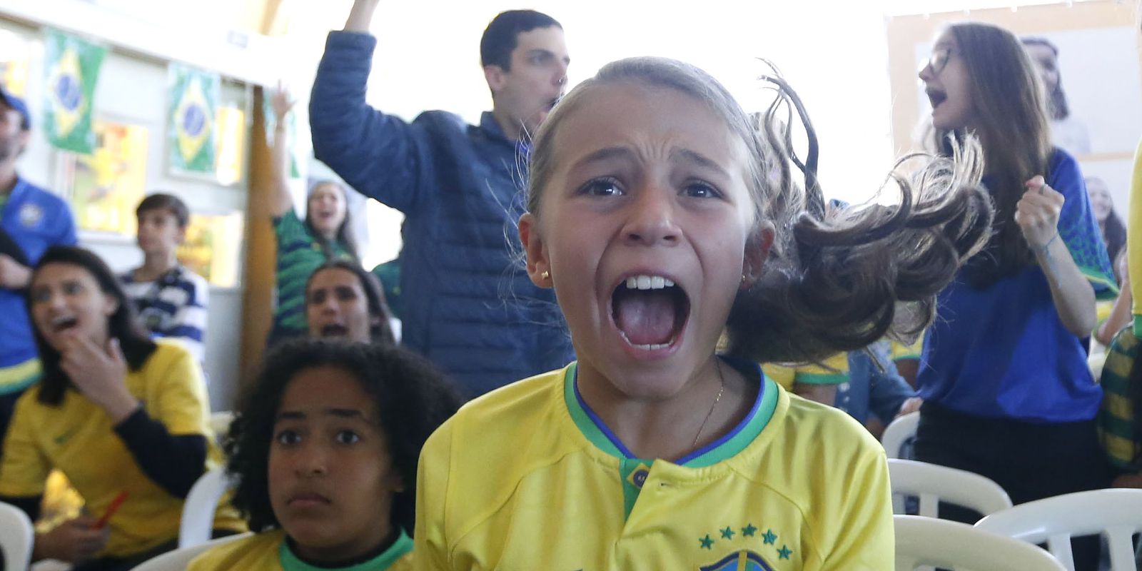 torcida-vibra-com-entrada-de-marta-na-selecao-brasileira