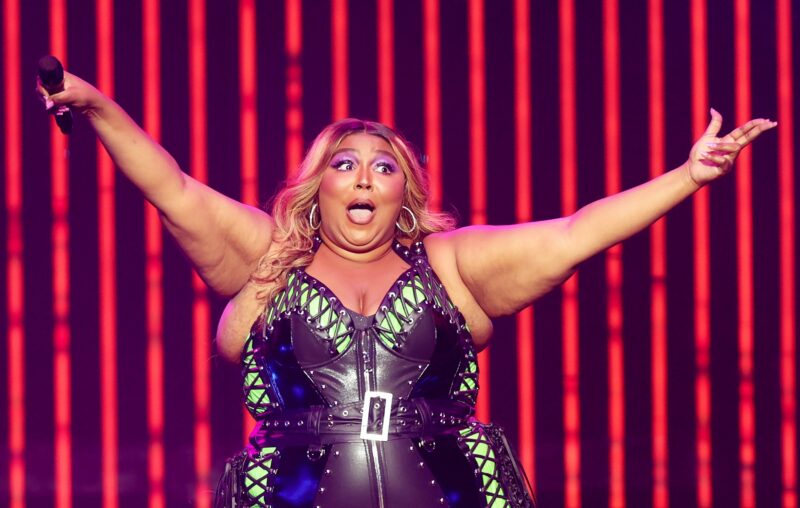 assista-lizzo-tocando-o-tema-'o-senhor-dos-aneis'-em-hobbiton-vestida-de-legolas